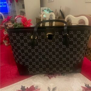 Large tote bag pre loved. Carried 4 times.